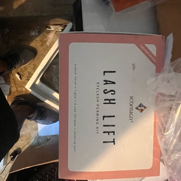 Box of lashes packaging and other items - Picture 2 of 10